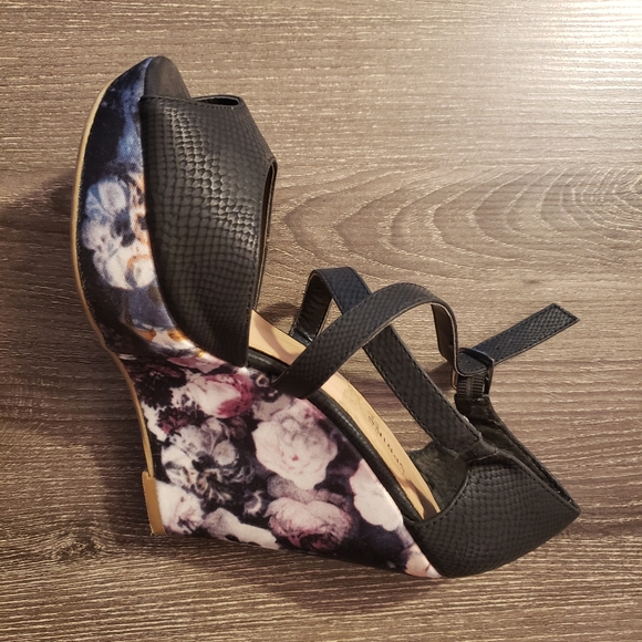 Sandal - Picture 3 of 3